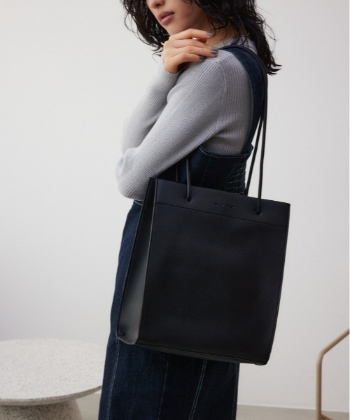 AZUL by moussy（アズールバイマウジー）の「ナローハンドルショッパーバッグ（ショルダーバッグ・レディース・アイボリー/ブラック/ブルー/シルバー・FREE）」の2枚目の写真