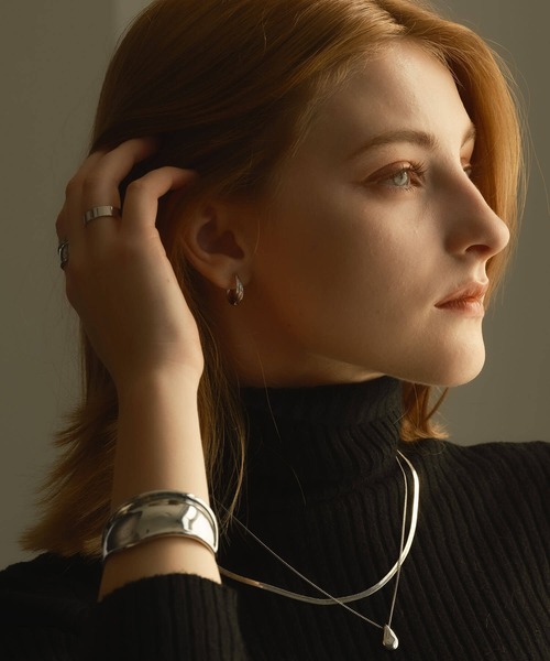 ANOH(アノー)の「トリプルラインミニフープピアス(ピアス(両耳用)・レディース・ゴールド/シルバー・FREE)」の21枚目の写真