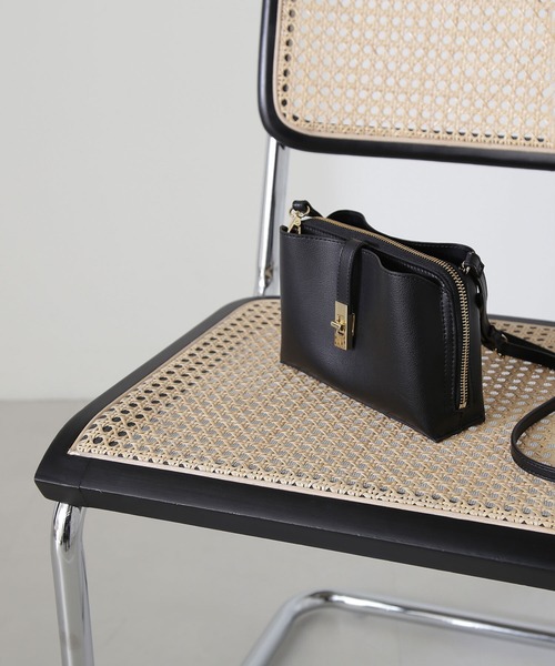 NATURAL BEAUTY BASIC（ナチュラルビューティーベーシック）の「◇【Oggi掲載】ライトウォレットショルダー（ショルダーバッグ・レディース・ホワイト/ブラック/イエロー/ブルー/グレイッシュベージュ・ﾌﾘ-）」の3枚目の写真