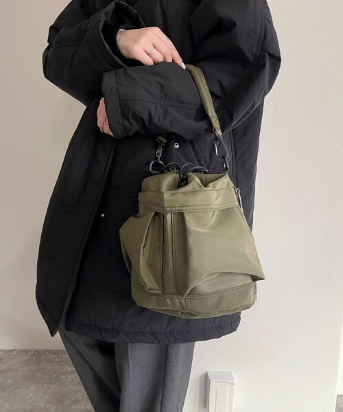 fredy emue（フレディエミュ）の「2ポケ2WAY巾着バッグ（ショルダーバッグ・レディース・オリーブ/ブラック/ベージュ・FREE）」の3枚目の写真