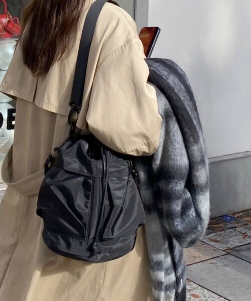 fredy emue（フレディエミュ）の「2ポケ2WAY巾着バッグ（ショルダーバッグ・レディース・オリーブ/ブラック/ベージュ・FREE）」の2枚目の写真