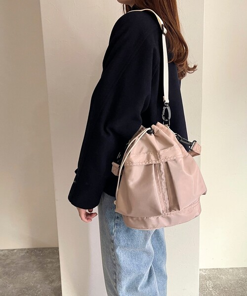 fredy emue（フレディエミュ）の「2ポケ2WAY巾着バッグ（ショルダーバッグ・レディース・オリーブ/ブラック/ベージュ・FREE）」の17枚目の写真