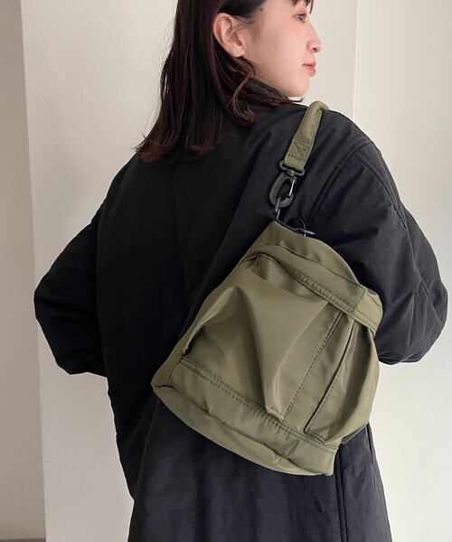 fredy emue（フレディエミュ）の「2ポケ2WAY巾着バッグ（ショルダーバッグ・レディース・オリーブ/ブラック/ベージュ・FREE）」の12枚目の写真