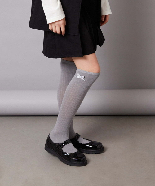 a.v.v（アーヴェヴェ）の「[KIDS]リボンニーハイソックス（ソックス/靴下・キッズ・ブラック/グレー・23/20）」の2枚目の写真