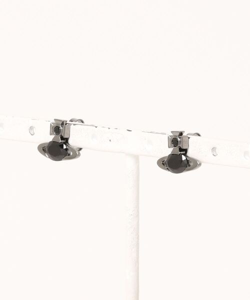 Vivienne Westwood(ヴィヴィアンウエストウッド)の「ALLIE EARRINGS(ピアス(両耳用)・レディース・ゴールド系その他2/シルバー系その他/ゴールド系その他/ブラック・FREE)」の2枚目の写真