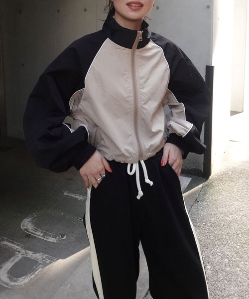 CORNERS(コーナーズ)の「ナイロンショート丈バイカラートラックジャケット(ブルゾン・レディース・チャコールグレー/ホワイト/ベージュ系その他/ベージュ・M)」の14枚目の写真