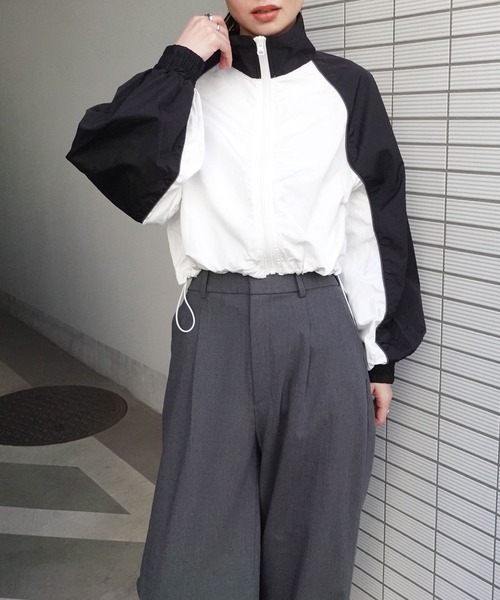 CORNERS(コーナーズ)の「ナイロンショート丈バイカラートラックジャケット(ブルゾン・レディース・チャコールグレー/ホワイト/ベージュ系その他/ベージュ・M)」の22枚目の写真