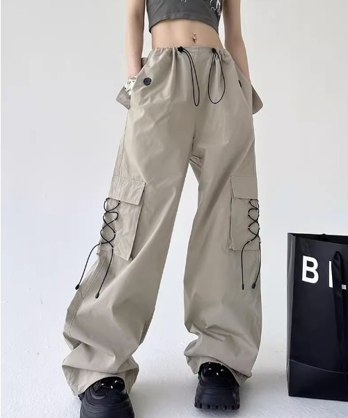 NANEA(ナネア)の「ドローコードワイドカーゴパンツ(カーゴパンツ・レディース・ベージュ/グレー・SMALL/MEDIUM)」の1枚目の写真