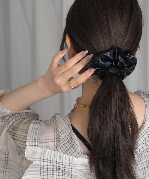 minia（ミニア）の「サティーナメタのシュシュ（シュシュ・レディース・ブラック/シルバー・FREE）」の5枚目の写真