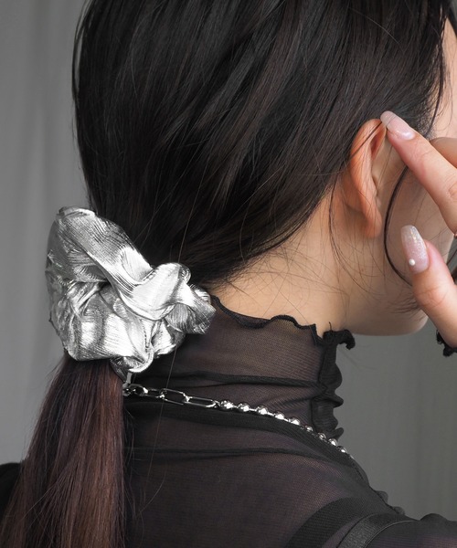 minia（ミニア）の「サティーナメタのシュシュ（シュシュ・レディース・ブラック/シルバー・FREE）」の7枚目の写真