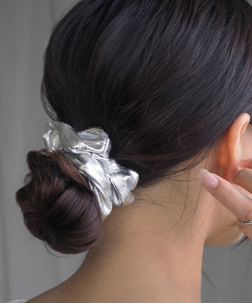 minia（ミニア）の「サティーナメタのシュシュ（シュシュ・レディース・ブラック/シルバー・FREE）」の8枚目の写真