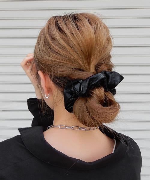 minia（ミニア）の「サティーナメタのシュシュ（シュシュ・レディース・ブラック/シルバー・FREE）」の9枚目の写真