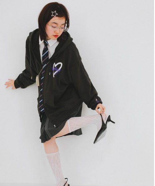 ポム【新品未使用】MEGANE NOKOSHI パーカー　ネイビー ポム【新品未使用】MEGANE NOKOSHI パーカー ネイビー 2025年最新