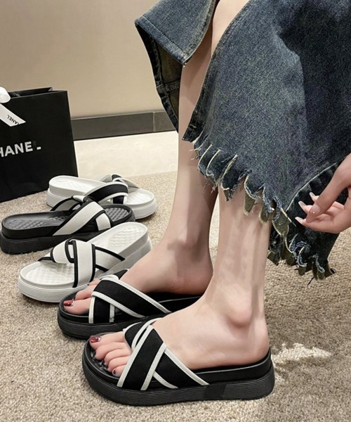 Miniministore（ミニミニストア）の「厚底サンダル ねじり配色クロスサンダル夏（サンダル・レディース・ホワイト×ブラック/ブラック×ホワイト/ホワイト/ブラック・23.5cm/23.0cm/22.5cm/24.0cm/24.5cm）」の5枚目の写真