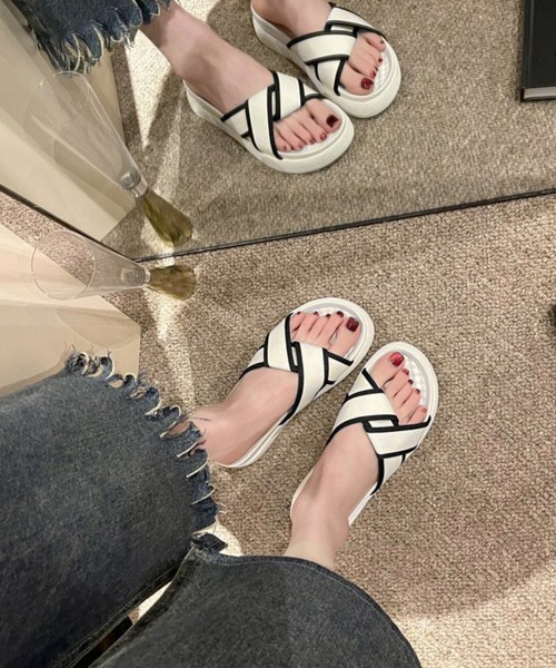 Miniministore（ミニミニストア）の「厚底サンダル ねじり配色クロスサンダル夏（サンダル・レディース・ホワイト×ブラック/ブラック×ホワイト/ホワイト/ブラック・23.5cm/23.0cm/22.5cm/24.0cm/24.5cm）」の12枚目の写真