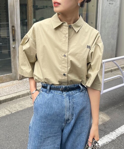 fredy emue（フレディエミュ）の「【インフルエンサー別注カラーあり】FR刺繍ハーフスリーブタックシャツ（シャツ/ブラウス・レディース・ベージュ/オフホワイト/ブルー系その他/ブルー系その他3/ブルー系その他2・38）」の6枚目の写真