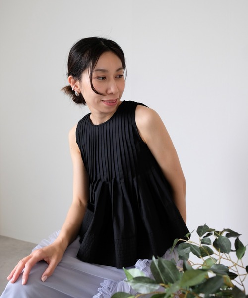 DOLLUPOOPS（ドールアップウップス）の「【ZOZO限定商品】ピンタックフレアノースリーブ（シャツ/ブラウス・レディース・ブラック/ホワイト・38）」の2枚目の写真