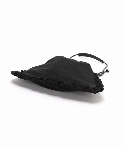 IENA(イエナ)の「ALLA HOLLON/オラホロン ナイロンフリルバッグ A3043PBG025(ハンドバッグ・レディース・ブラック・FREE)」の2枚目の写真