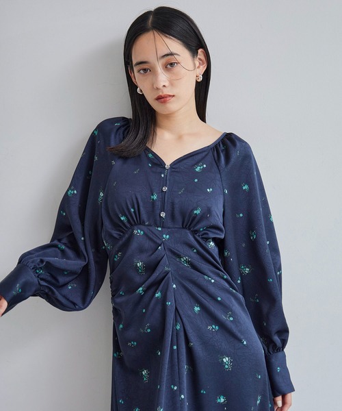 VIS（ビス）の「オリジナル花柄クリンクル加工ワンピース（ワンピース・レディース・ブルー系その他/ベージュ・FREE）」の4枚目の写真