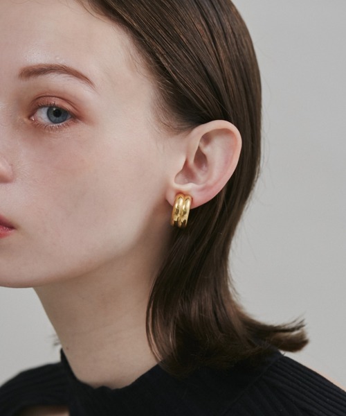 ciite' surgical stainless(シーテサージカルステンレス)の「【 金属アレルギー対応 】 ニュアンスボリューム イヤリング サージカルステンレス (両耳用)(イヤリング・レディース・ゴールド/シルバー・FREE)」の2枚目の写真