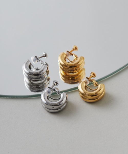 ciite' surgical stainless(シーテサージカルステンレス)の「【 金属アレルギー対応 】 ニュアンスボリューム イヤリング サージカルステンレス (両耳用)(イヤリング・レディース・ゴールド/シルバー・FREE)」の5枚目の写真