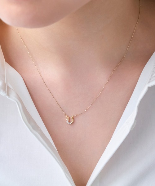 Phoebe(フィービィー)の「【金属アレルギー対応】ラッキーホースシューネックレス/全長:約40.5cm+3cm/ニッケルフリー/馬蹄/バテイ/ホースシュー(ネックレス・レディース・イエローゴールド・FREE)」の9枚目の写真