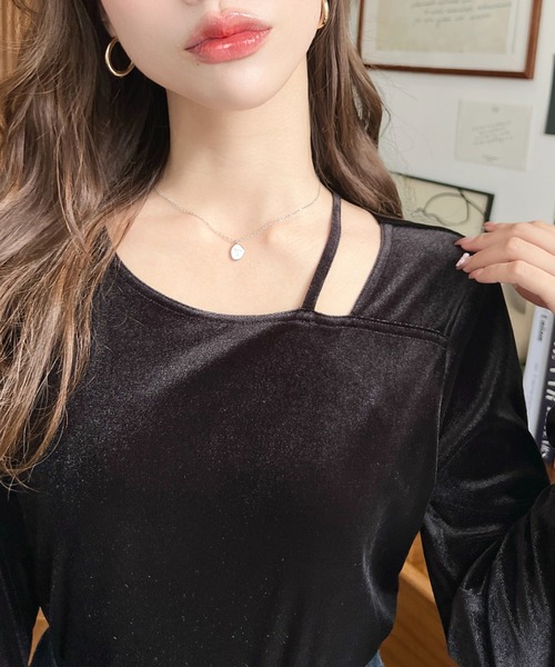 moment+（モーメントプラス）の「アシンメトリーネックシャイニーベロアトップス（Tシャツ/カットソー・レディース・ブラック/グレイッシュベージュ/チャコールグレー/ブラウン・M/L）」の7枚目の写真