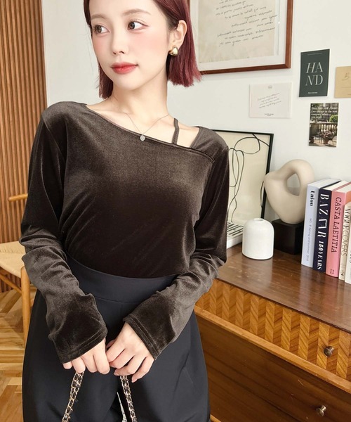 moment+（モーメントプラス）の「アシンメトリーネックシャイニーベロアトップス（Tシャツ/カットソー・レディース・ブラック/グレイッシュベージュ/チャコールグレー/ブラウン・M/L）」の19枚目の写真