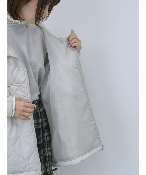 Samansa Mos2 blue（サマンサモスモスブルー）の「襟ボアキルトジャケット（ノーカラージャケット・レディース・ブラック/シルバーグレー/カーキ・F）」の12枚目の写真