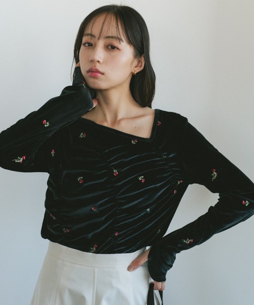 VANNIE U（ヴァニーユー）の「ベロアフラワー刺繍トップス（Tシャツ/カットソー・レディース・ブラック・FREE）」の3枚目の写真