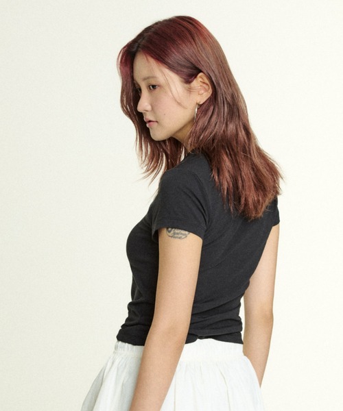 NIKE(ナイキ)の「ナイキ スポーツウェア チル ニット ウィメンズ Tシャツ / Nike Sportswear Chill Knit Women's T-Shirt FV5509-010 Black(Tシャツ/カットソー・レディース・ブラック・S/M/L/2XL/XL/XS)」の7枚目の写真
