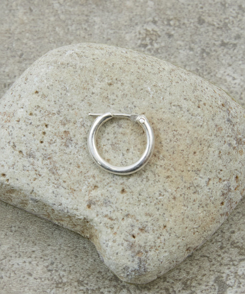 And A(アンドエー)の「And A アンドエー / SILVER925 SMALL HOOP PIERCE シルバー925スモールフープピアス(片耳用) / AA-A24U004(ピアス(片耳用)・メンズ・シルバー・SMALL)」の6枚目の写真