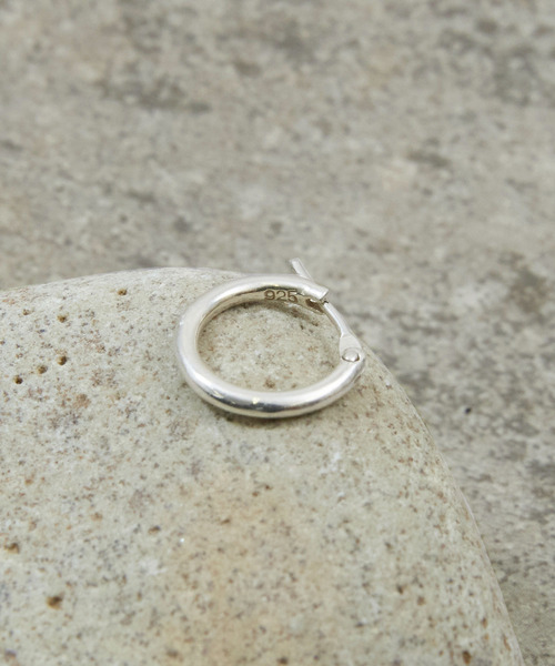 And A(アンドエー)の「And A アンドエー / SILVER925 SMALL HOOP PIERCE シルバー925スモールフープピアス(片耳用) / AA-A24U004(ピアス(片耳用)・メンズ・シルバー・SMALL)」の8枚目の写真