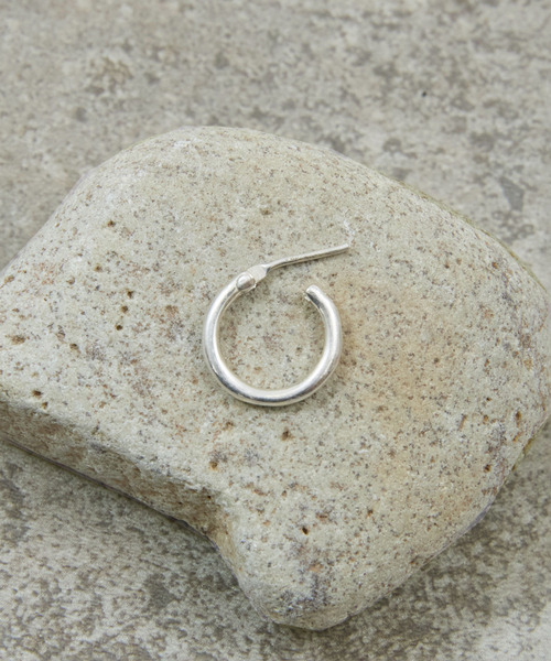 And A(アンドエー)の「And A アンドエー / SILVER925 SMALL HOOP PIERCE シルバー925スモールフープピアス(片耳用) / AA-A24U004(ピアス(片耳用)・メンズ・シルバー・SMALL)」の9枚目の写真