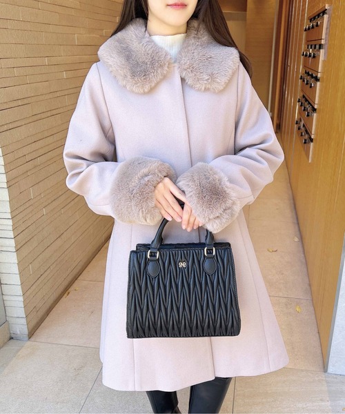 INGNI（イング）の「チャーム付キルティングバッグ（ハンドバッグ・レディース・ブラック/オフホワイト/ベージュ・ONE SIZE）」の4枚目の写真