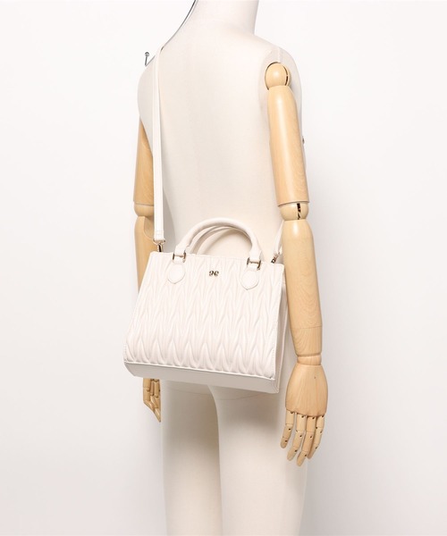 INGNI（イング）の「チャーム付キルティングバッグ（ハンドバッグ・レディース・ブラック/オフホワイト/ベージュ・ONE SIZE）」の15枚目の写真