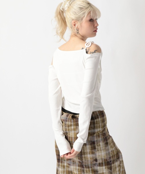 FOREVER 21(フォーエバー トゥエンティーワン)の「【2025SS】肩リボンコンパクトオフショルトップス(Tシャツ/カットソー・レディース・カモフラージュ/オフホワイト/ブラック・MEDIUM/SMALL)」の8枚目の写真