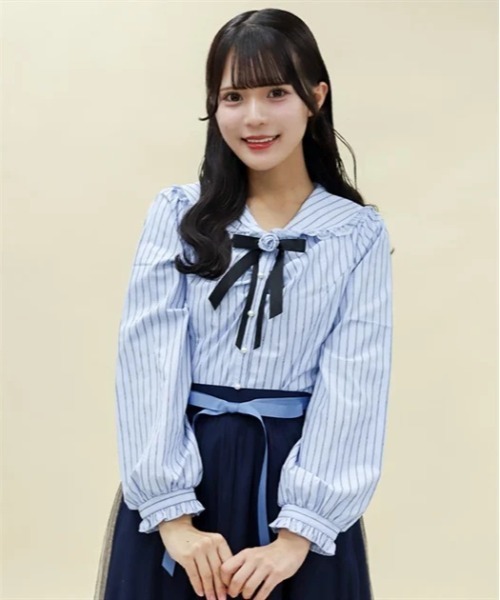axes femme POETIQUE（アクシーズファムポエティック）の「ブローチ付ピンストライプブラウス（シャツ/ブラウス・レディース・ラベンダー/キナリ/サックスブルー・MEDIUM）」の3枚目の写真