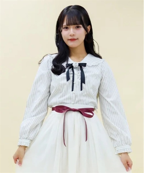 axes femme POETIQUE（アクシーズファムポエティック）の「ブローチ付ピンストライプブラウス（シャツ/ブラウス・レディース・ラベンダー/キナリ/サックスブルー・MEDIUM）」の2枚目の写真