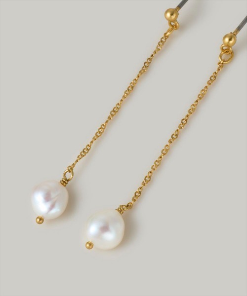 Jolie Toujours(ジョリトゥジュール)の「〈K18GP〉ロング淡水パールピアス(ピアス(両耳用)・レディース・ゴールド・FREE)」の2枚目の写真
