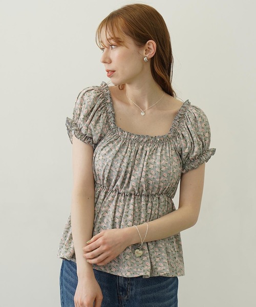MILKFED.（ミルクフェド）の「FLORAL PATTERN PUFF SLEEVE BLOUSE（Tシャツ/カットソー・レディース・ライトグレー/ライトブルー/ライトピンク・ONE SIZE）」の2枚目の写真