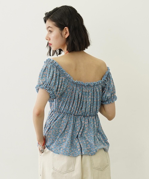 MILKFED.（ミルクフェド）の「FLORAL PATTERN PUFF SLEEVE BLOUSE（Tシャツ/カットソー・レディース・ライトグレー/ライトブルー/ライトピンク・ONE SIZE）」の4枚目の写真
