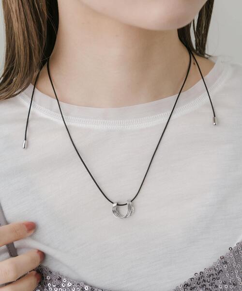 SMELLY（スメリー）の「メタルトップコードチョーカーネックレス（ネックレス・レディース・ブラック・-）」の4枚目の写真