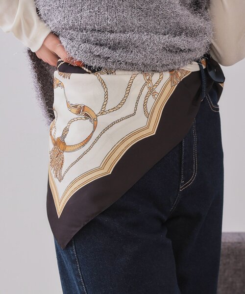 OPAQUE.CLIP（オペークドットクリップ）の「チェーン柄スクエア大判スカーフ（バンダナ/スカーフ・レディース・マスタード/ピンク系/ブルー/ブラック/ブラウン系・00）」の6枚目の写真