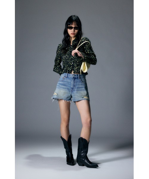 MOUSSY(マウジー)の「CUT OFF DAMAGE ショートパンツ(デニムパンツ・レディース・ブルー/ライトブルー・1/2/0)」の7枚目の写真