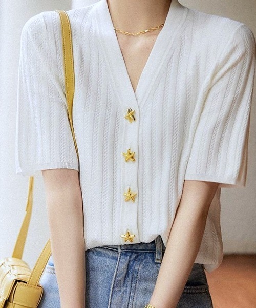 maison de LATIR(メゾンドラティール)の「夏服を上品に遊び心のあるスターボタン半袖サマーニットカーデ(カーディガン/ボレロ・レディース・ブラック/ホワイト・ONESIZE)」の6枚目の写真