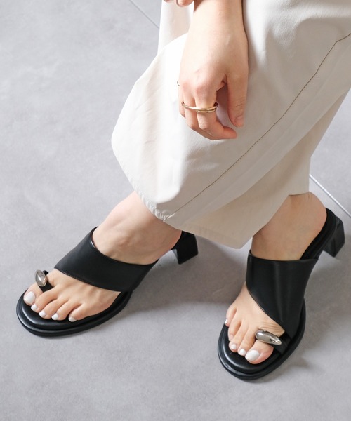 AmiAmi（アミアミ）の「柔らか！サムリング 変形ヒールミュール/トゥリングサンダル（サンダル・レディース・ブラック/シルバー/モカ・L/LL/M/S）」の10枚目の写真