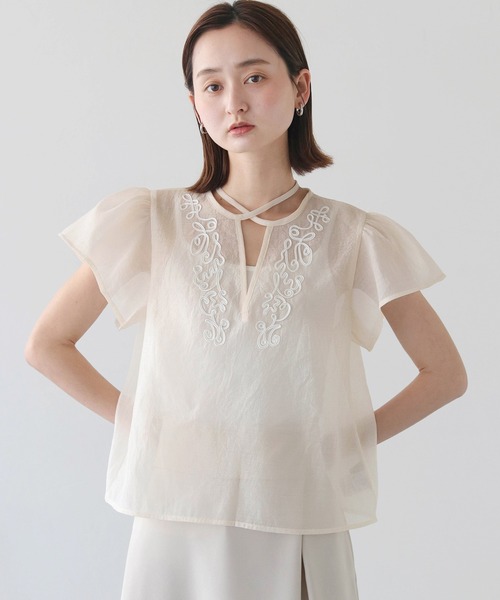 CLEIO(クレイオ)の「【CLEIO】テープ刺繍ネックリボン半袖ブラウス TAPE EMBROIDERY NECK RIBBON BLOUSE/940-13610(シャツ/ブラウス・レディース・ブラック/アイボリー・FREE)」の2枚目の写真