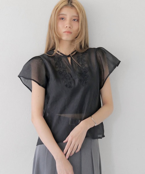 CLEIO(クレイオ)の「【CLEIO】テープ刺繍ネックリボン半袖ブラウス TAPE EMBROIDERY NECK RIBBON BLOUSE/940-13610(シャツ/ブラウス・レディース・ブラック/アイボリー・FREE)」の1枚目の写真