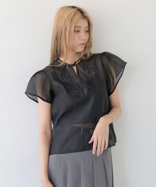 CLEIO(クレイオ)の「【CLEIO】テープ刺繍ネックリボン半袖ブラウス TAPE EMBROIDERY NECK RIBBON BLOUSE/940-13610(シャツ/ブラウス・レディース・ブラック/アイボリー・FREE)」の4枚目の写真